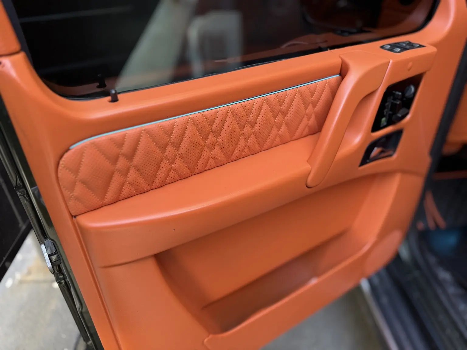 Mercedes G Serisi baklava dikişli turuncu kapı içi dönüşüm sonrası