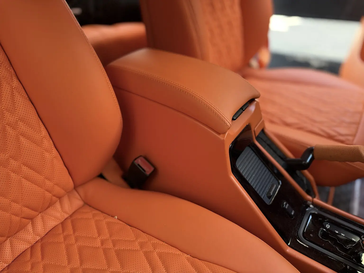 Mercedes G Serisi koltuk ve orta konsol deri uygulaması