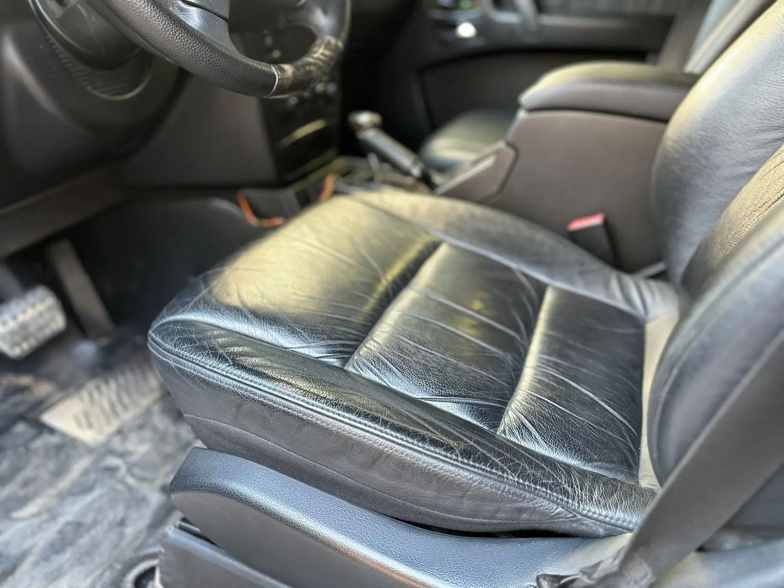 Mercedes G Serisi yıpranmış sürücü koltuğu dönüşüm öncesi
