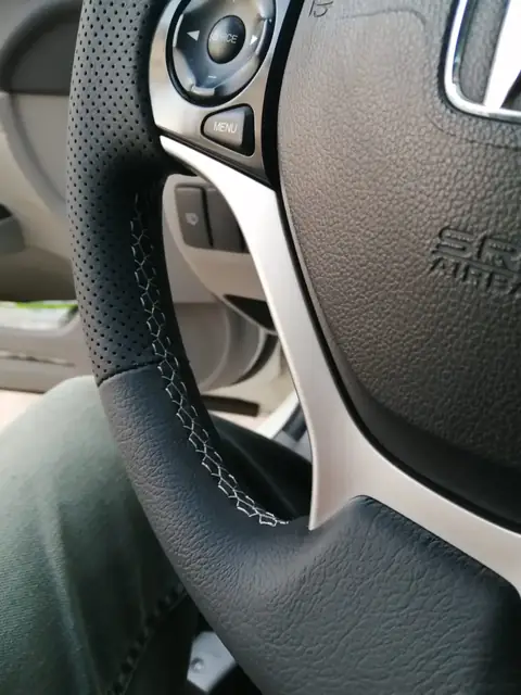 Honda Civic delikli ve düz deri direksiyon dikiş detayı