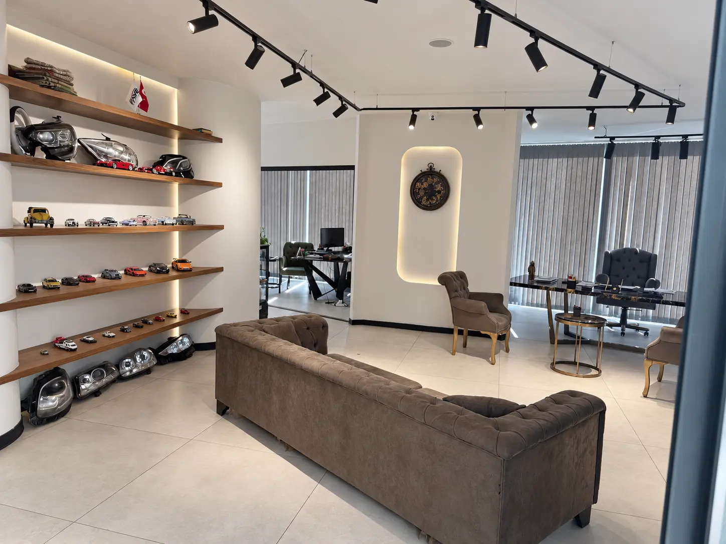 DC CAR DESIGN Ataşehir İçerenköy showroom ve müşteri görüşme alanı