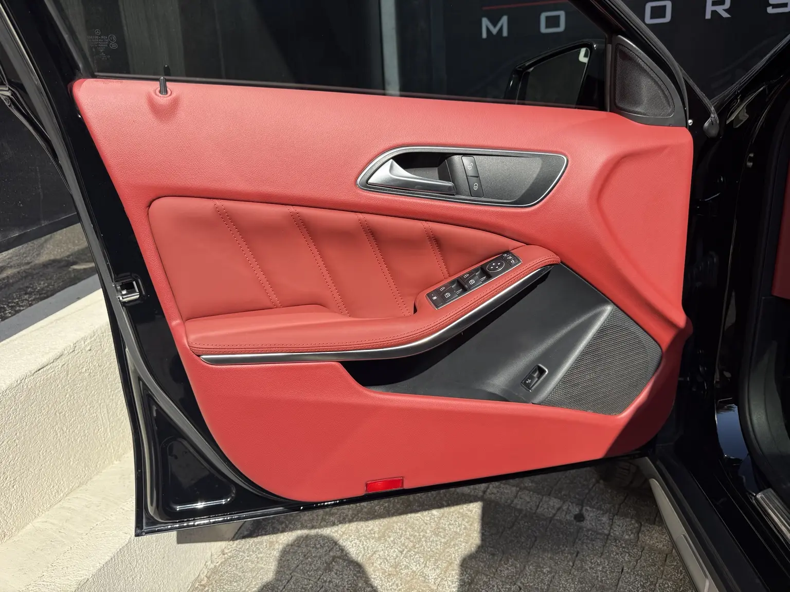 Mercedes kapı içi kırmızı hakiki deri uygulaması