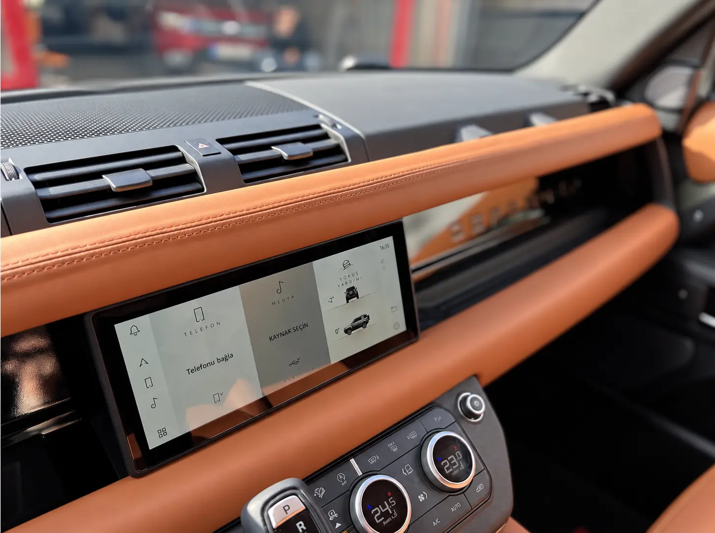 Defender 90 Piano Black göğüs paneli ve cognac hakiki deri konsol