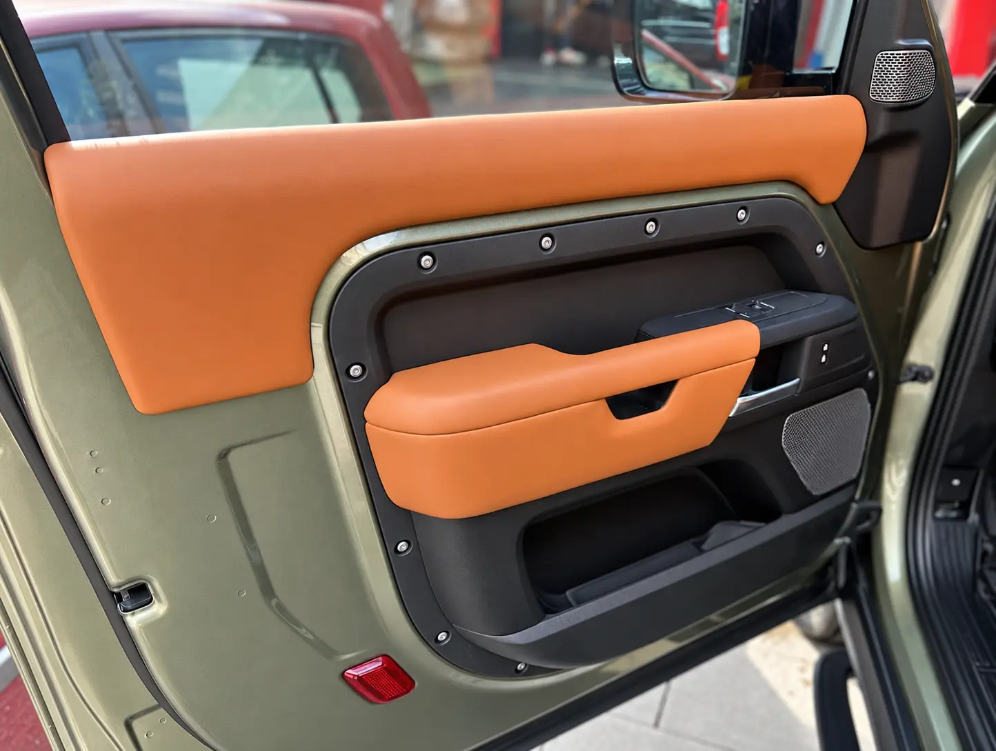 Land Rover Defender 90 cognac hakiki deri kapı içi ve kol dayama