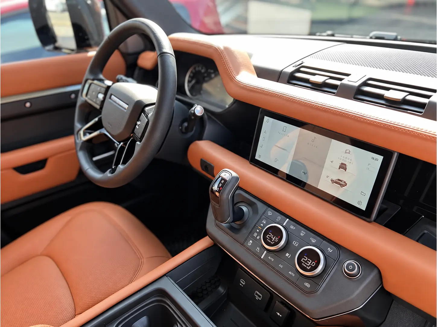 Defender 90 hakiki deri direksiyon, göğüs ve orta konsol genel görünümü