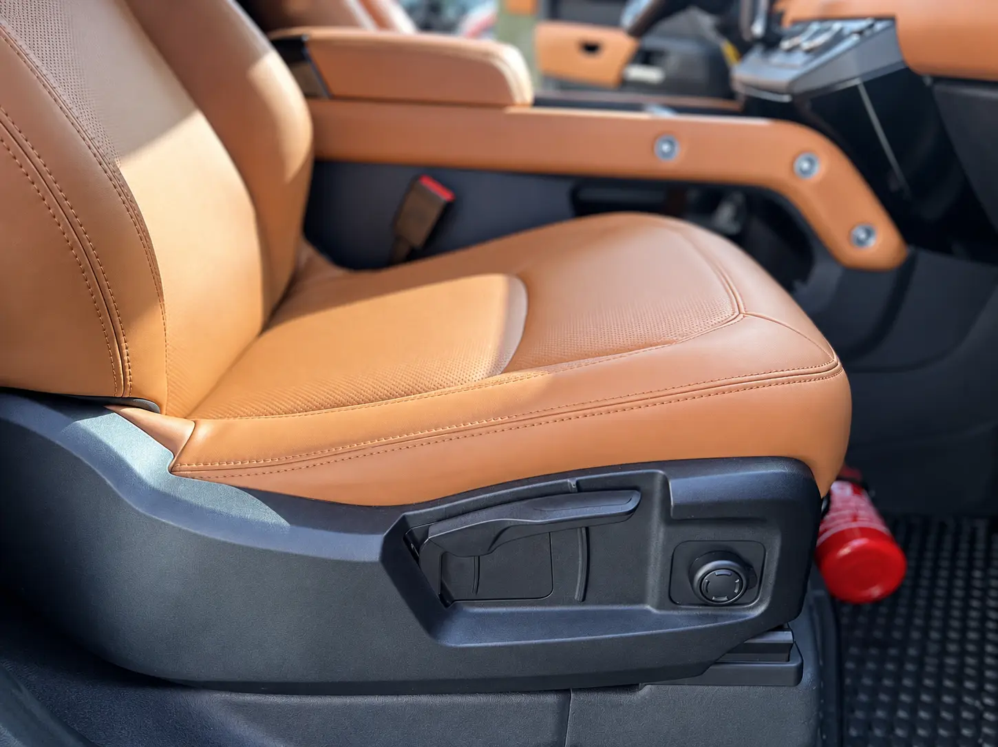 Land Rover Defender 90 hakiki deri ön koltuk işçilik detayı