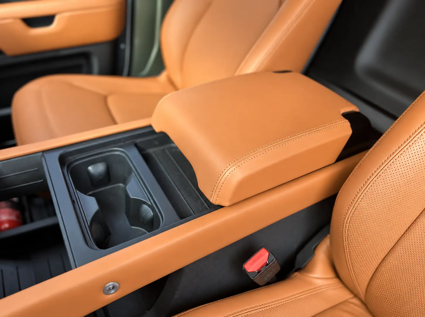 Defender 90 hakiki deri orta kol dayama ve orta konsol detayları
