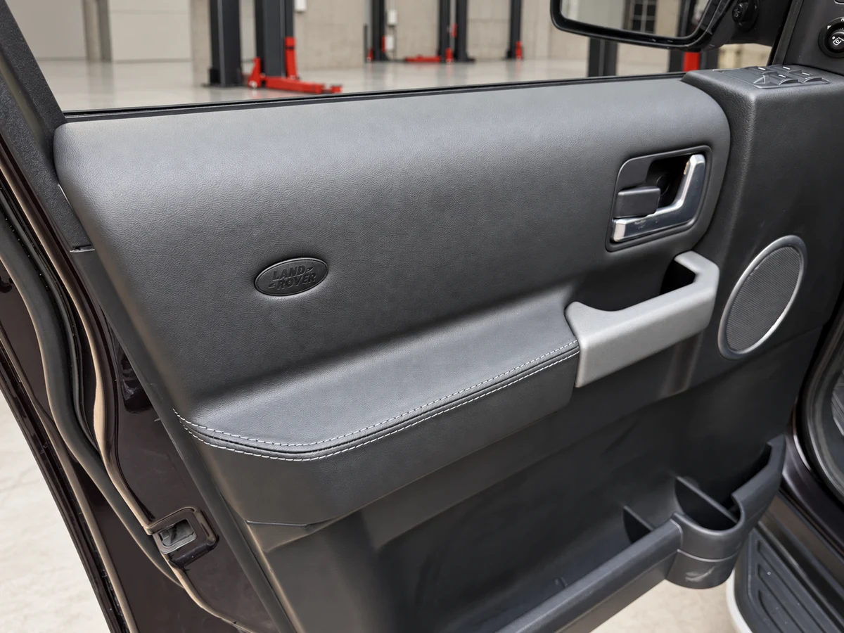 Land Rover Discovery Ön kapı içi ve dikiş detayları