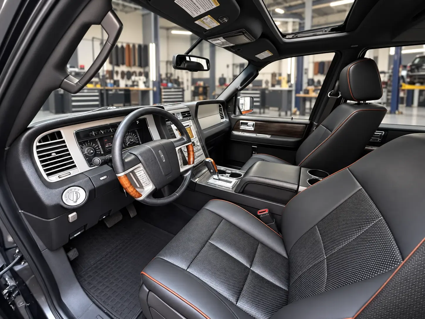 Lincoln Navigator siyah hakiki deri koltuk ve hakiki deri direksiyon uygulaması