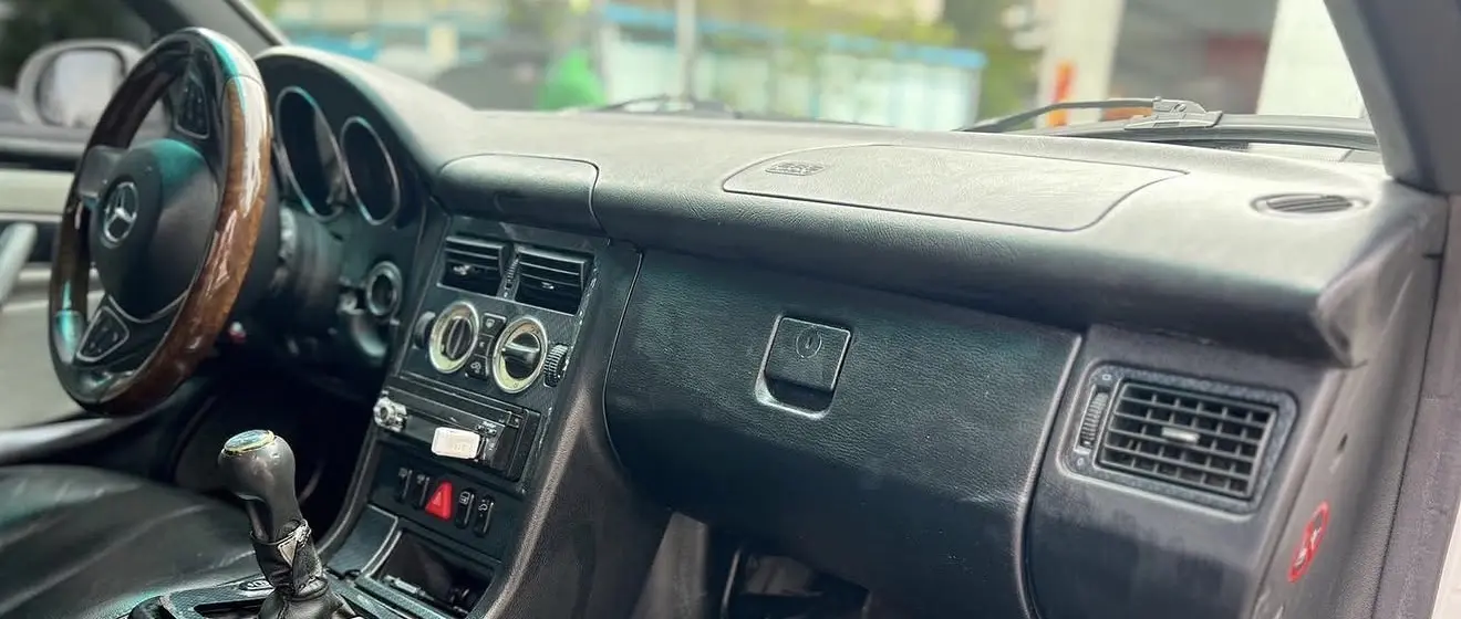 Mercedes SLK çatlamış torpido yüzeyinin restorasyon öncesi görünümü
