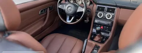 Mercedes-Benz SLK yenilenen deri kokpit ve orta konsol