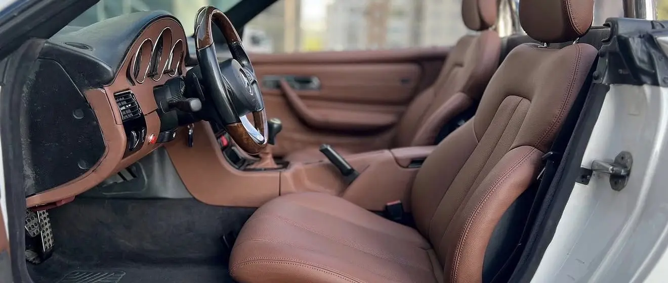 Mercedes-Benz SLK yenilenen kahverengi deri koltuklar