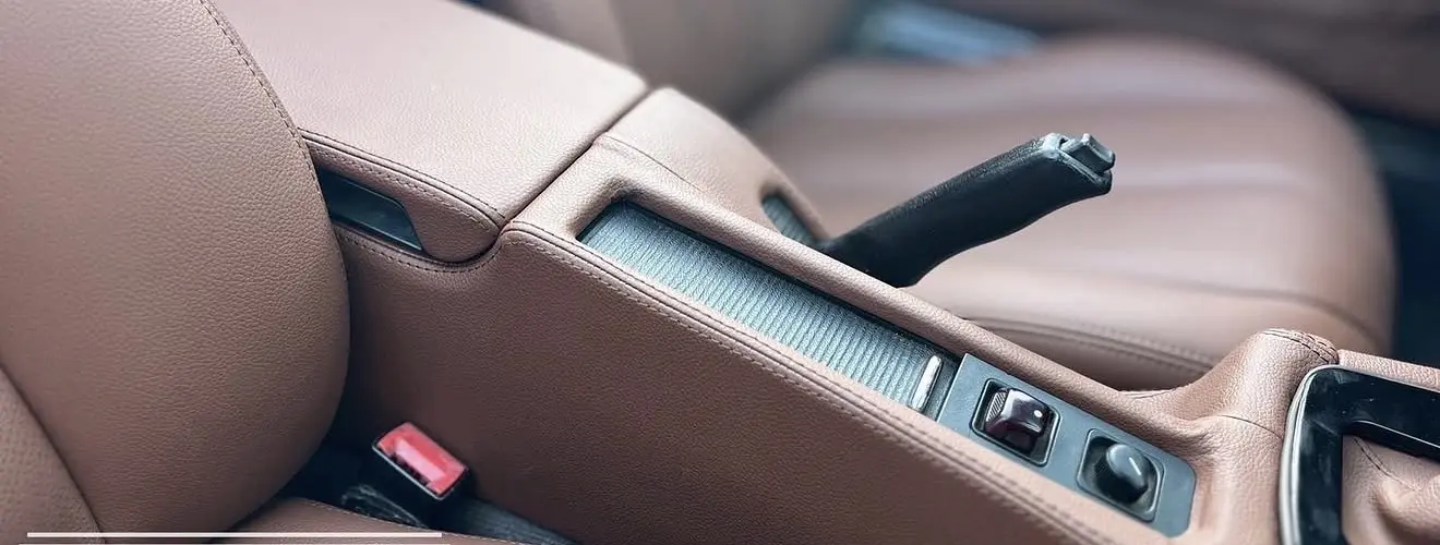 Mercedes-Benz SLK deri kaplanan orta konsol restorasyon sonrası
