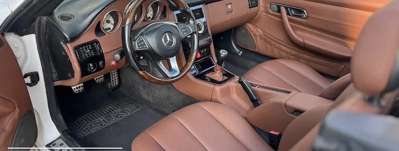 Mercedes-Benz SLK torpido restorasyonu sonrasında yenilenmiş yüzey