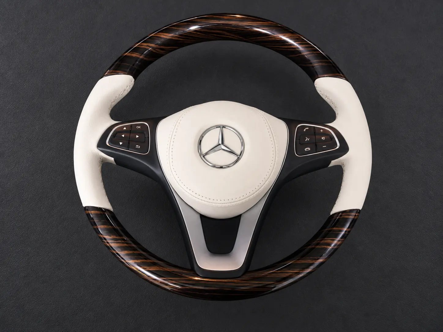 Mercedes Vito krem deri ve parlak ahşap dekorlu direksiyon