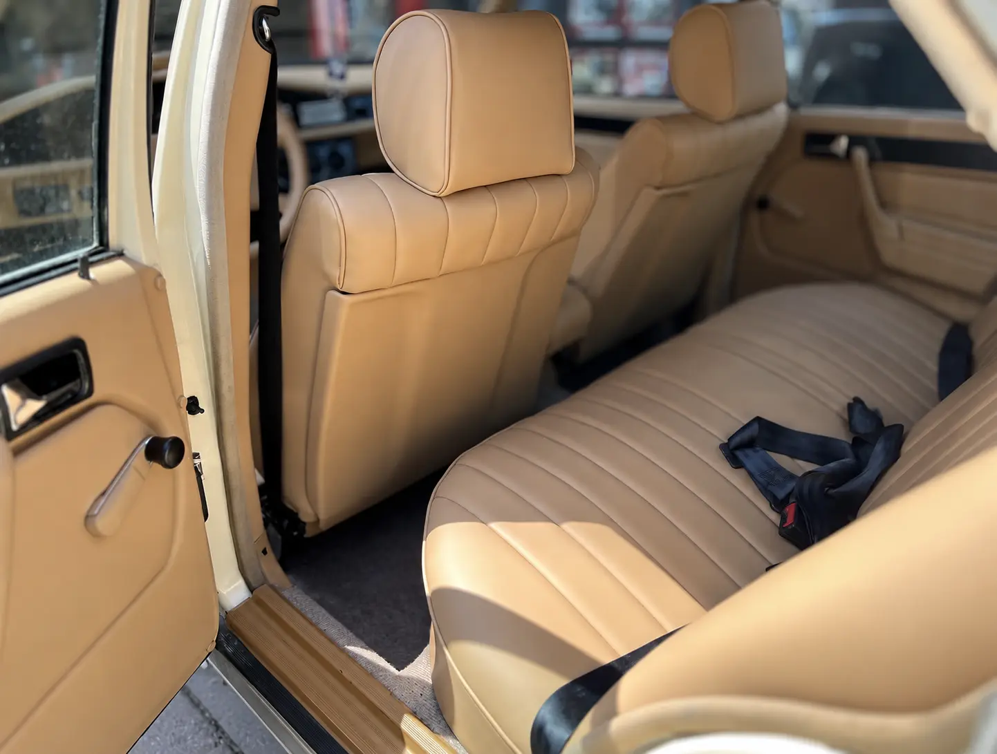 Mercedes-Benz W201 baştan aşağı yenilenen arka kabin