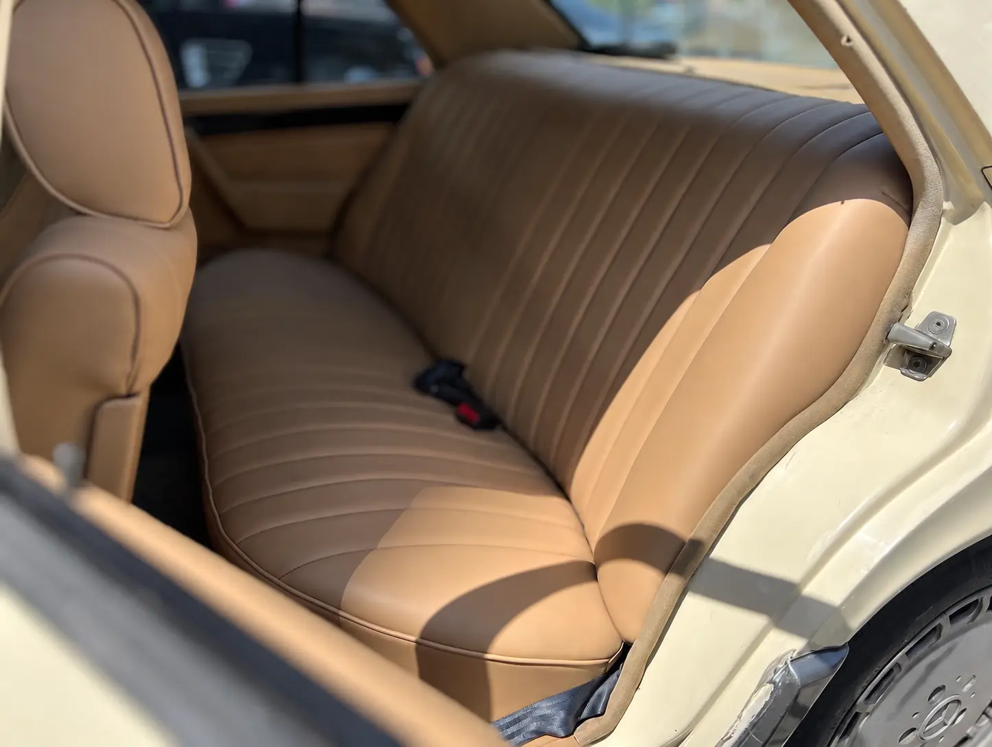 Mercedes-Benz W201 yenilenen klasik arka koltuk döşemesi