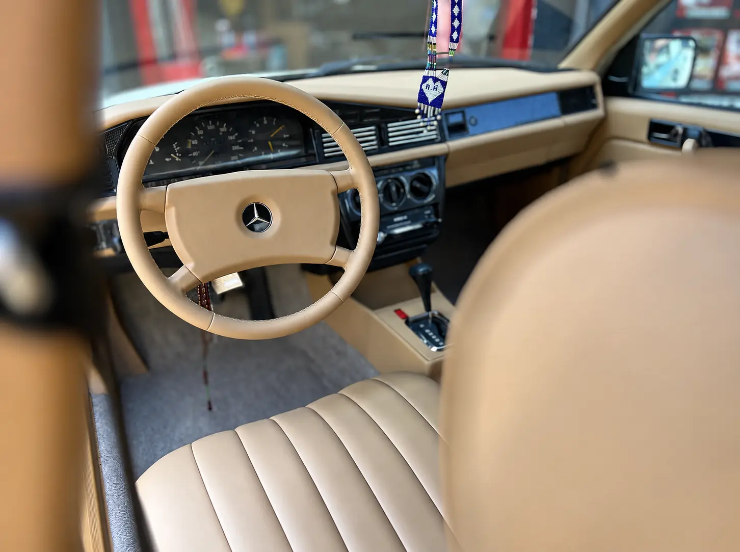 Mercedes-Benz W201 deri direksiyon, torpido ve kokpit