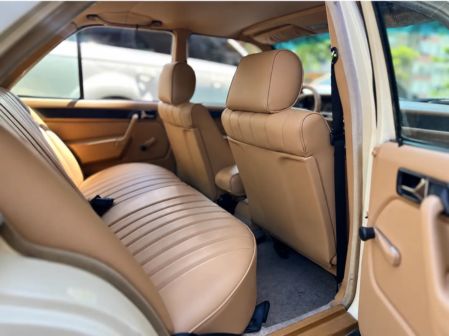 Mercedes-Benz W201 klasik iç mekân restorasyonu genel görünüm