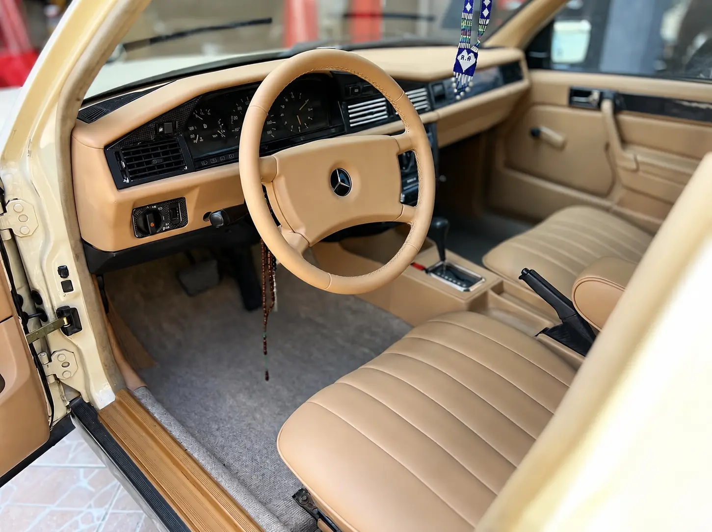 Mercedes-Benz W201 deri kaplı kokpit, direksiyon ve yenilenen taban halısı
