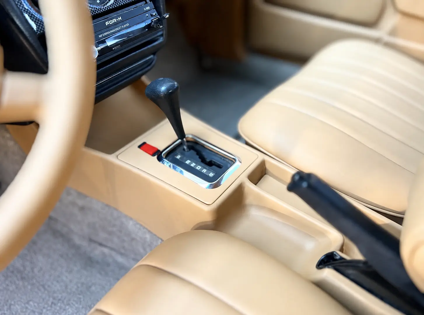Mercedes-Benz W201 deri kaplı orta konsol ve vites çevresi