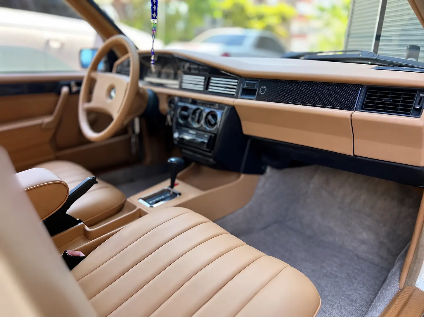 Mercedes-Benz W201 deri kaplı torpido ve yenilenen trimler