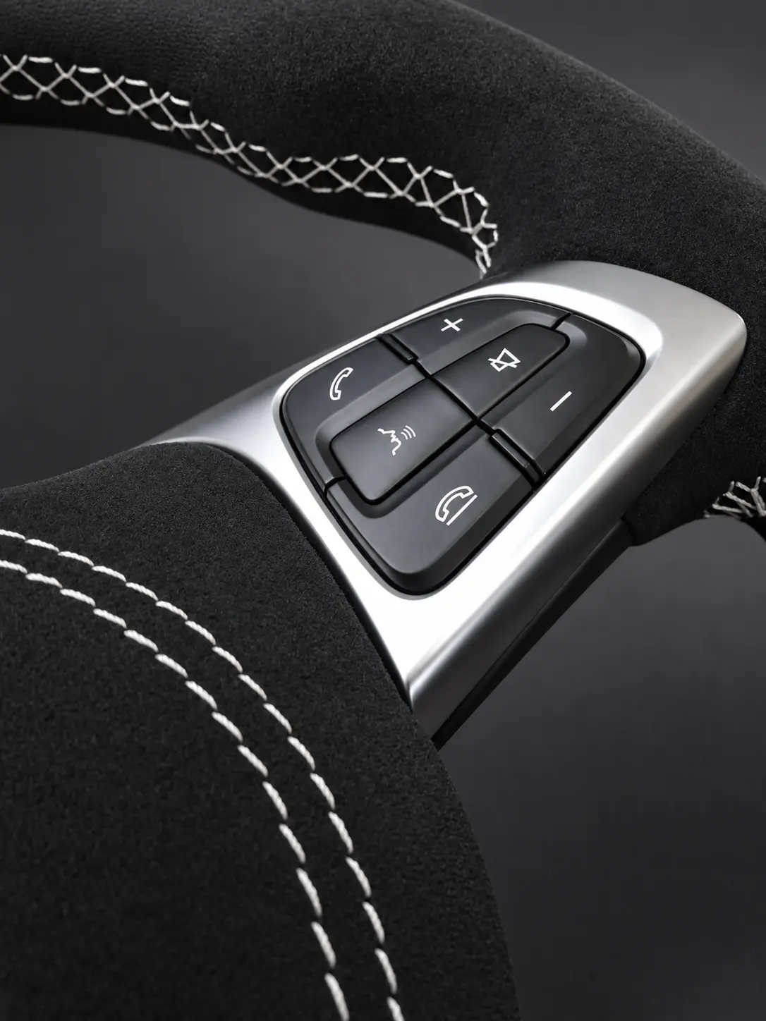 Mercedes W205 C180 Alcantara airbag ve beyaz dikiş işçilik detayı