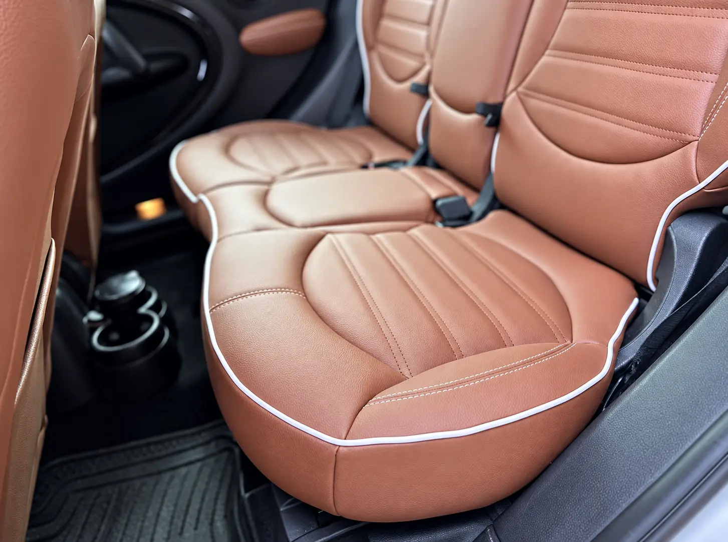 MINI Countryman cognac suni deri arka koltuk yakın detayı