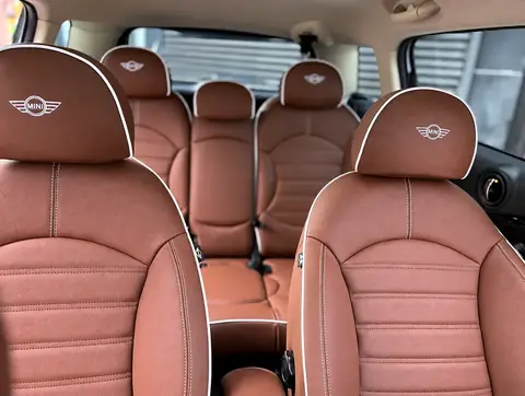 MINI Cooper Countryman cognac suni deri koltuk, beyaz fitil ve MINI nakışlı başlık uygulaması