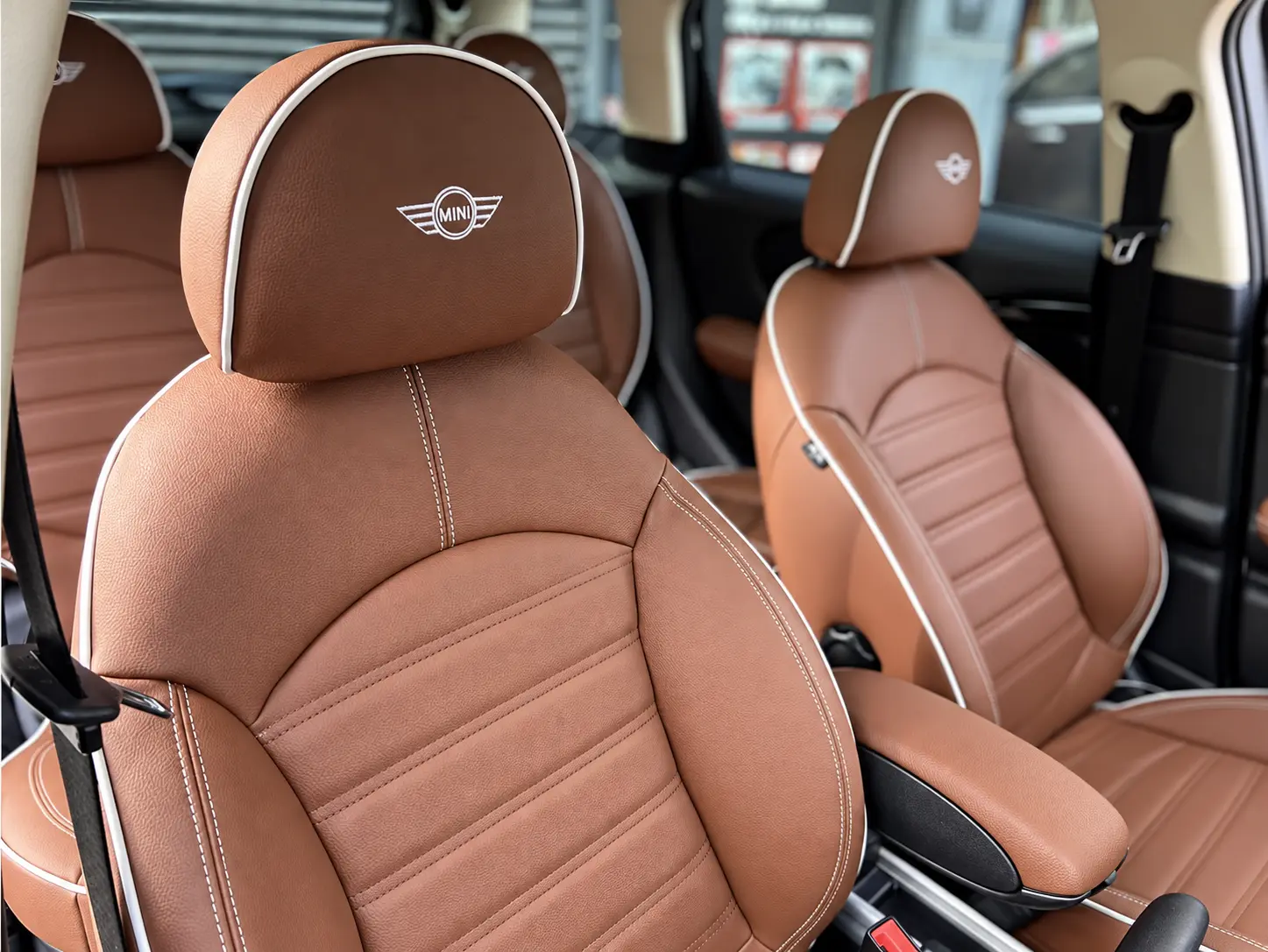 MINI Countryman MINI logo nakışlı ve beyaz fitilli koltuk başlıkları