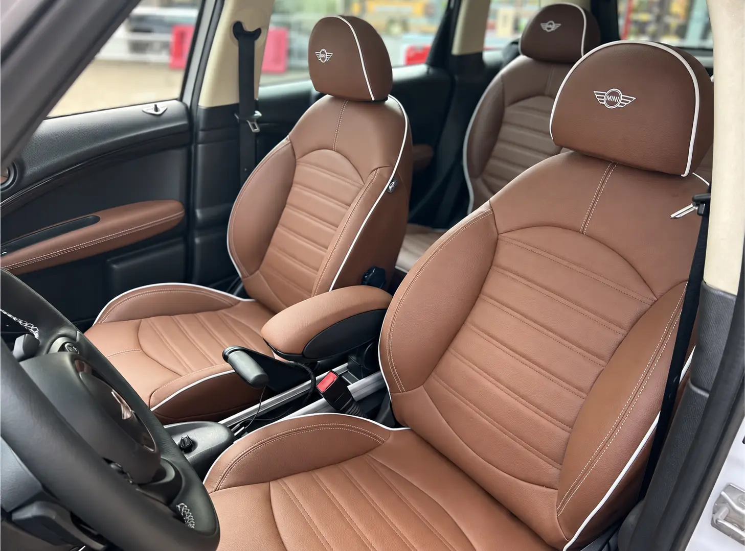 MINI Countryman cognac suni deri ve beyaz fitilli ön koltuklar