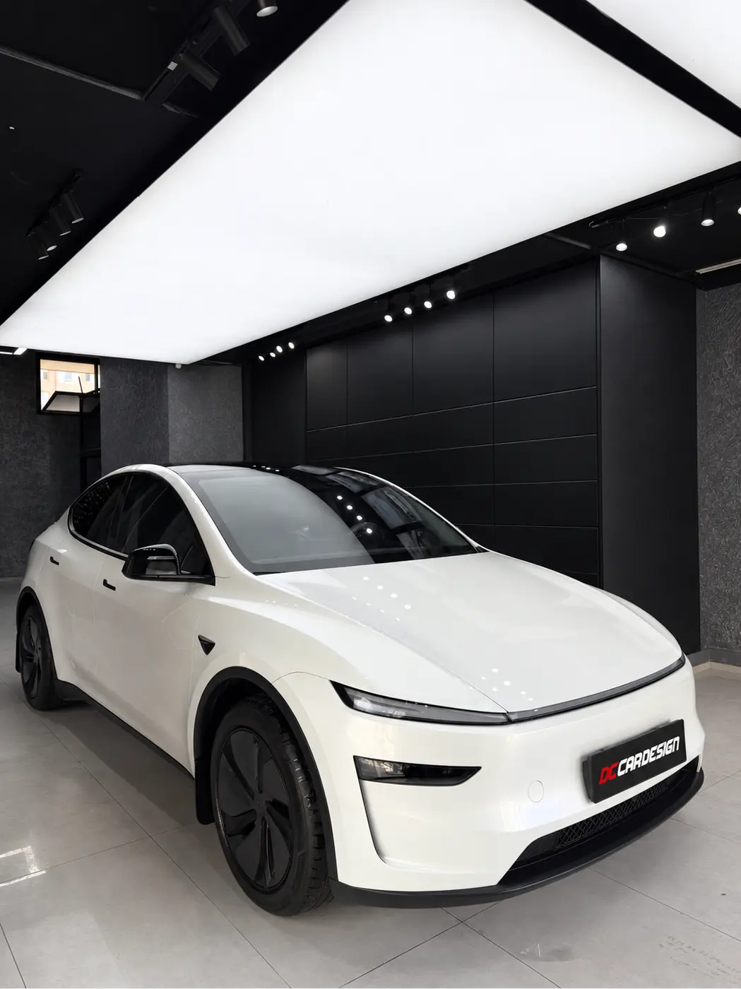 Beyaz Tesla Model Y ön gövde PPF kaplama görünümü