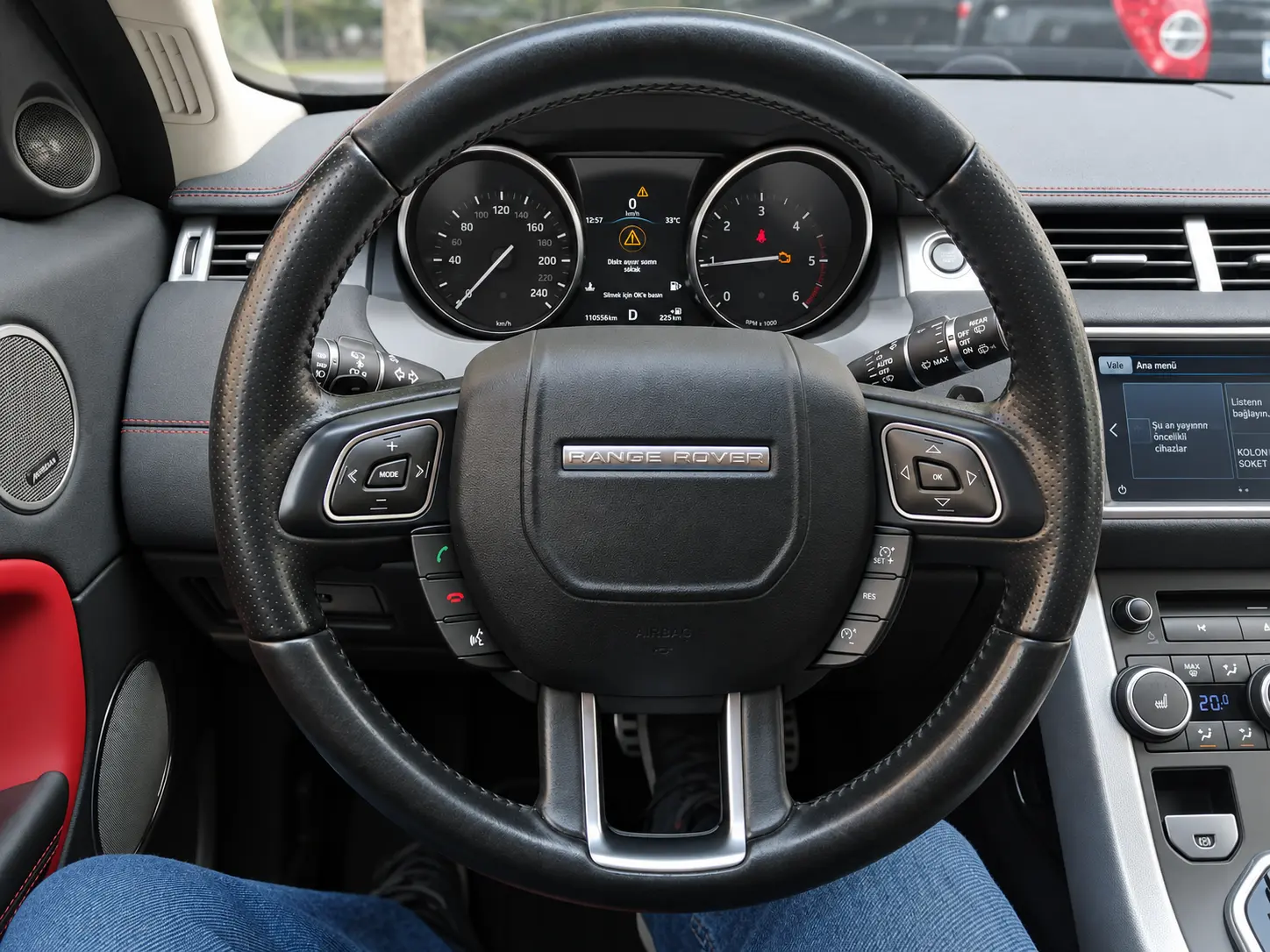 Range Rover Evoque yıpranmış deri direksiyon uygulama öncesi